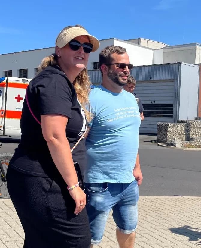 Ariane Prösch-Roppel und Adrian Hildebrand stehen vor dem Asklepios Krankenhaus Schwalmstadt.